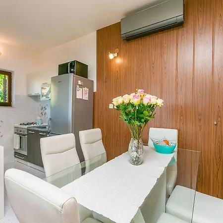 Apartments Mia Omis Exterior photo